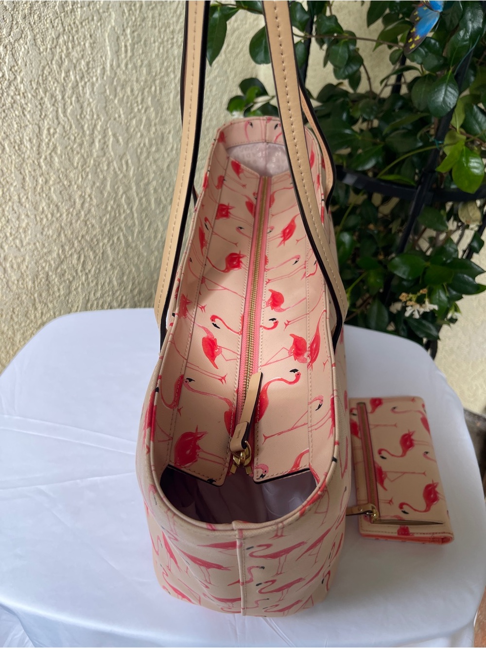 Kate Spade New York
SHORE STREET FESTIVE FLAMINGOS MARGARETA Tote and wallet set - Picture 8 of 16